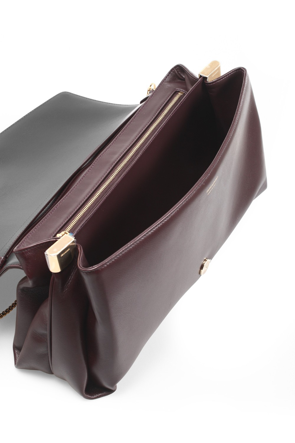 shop SALVATORE FERRAGAMO  Borsa: Salvatore Ferragamo borsa a tracolla con patta (L).
Costruzione con comparti interni e tasca zippata.
I soffietti laterali richiamano nelle forme il fiore di giglio, simbolo della città di Firenze. Tracolla metallica e seconda fascia regolabile e removibile, per uno styling a mano, a spalla o cross body.
Altezza 19.0 CM  Lunghezza 38.0 CM  Profondità 12.0 CM.
Luce tracolla: 51 cm.
Composizione: vitello.
Made in Italy.. 219806 FL L-777243 number 3681080